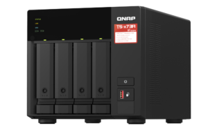 QNAP TS-473A-8G NAS AMD Ryzen V1500B, 4 Baias, 8GB RAM, 2x 2.5GbE, 2x PCIe, M.2 NVMe