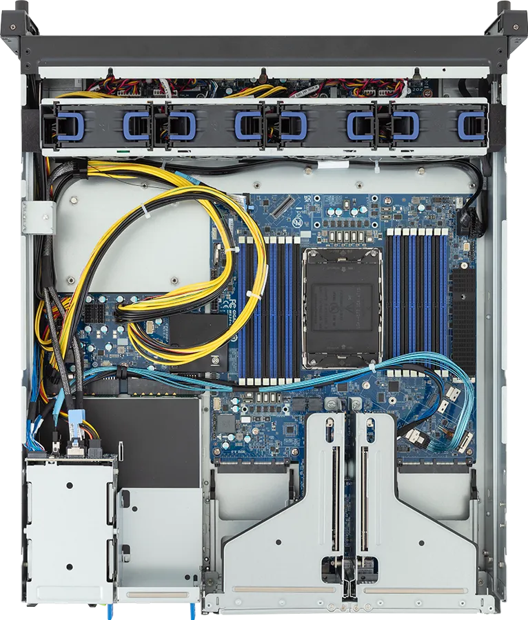 GIGABYTE E264-S30-AAJ1 Edge Server com Intel Xeon 6, 2U, 2x PCIe Gen5 GPUs, DDR5, OCP 3.0, 2000W Titanium - Imagem 4